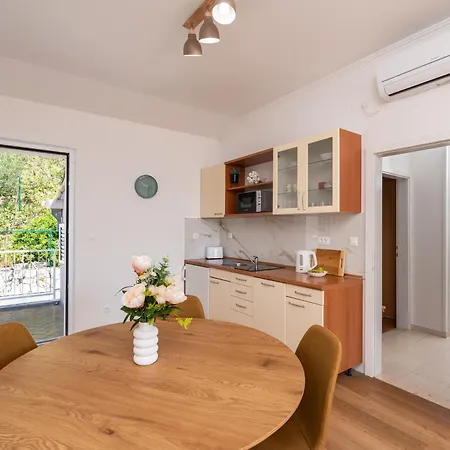 Quiet Sea View Good Location With Terrace شقة